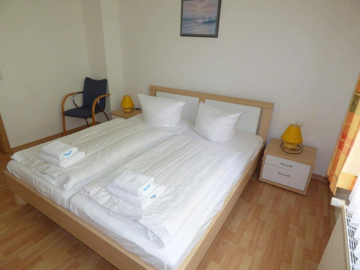 Sonnige-Ferienwohnung-100Qm-Im-1-Obergeschoss-Der-Villa-Walhall-In-Einem-Parkaehnlichen-Garten Sellin (Rugen) Exterior foto